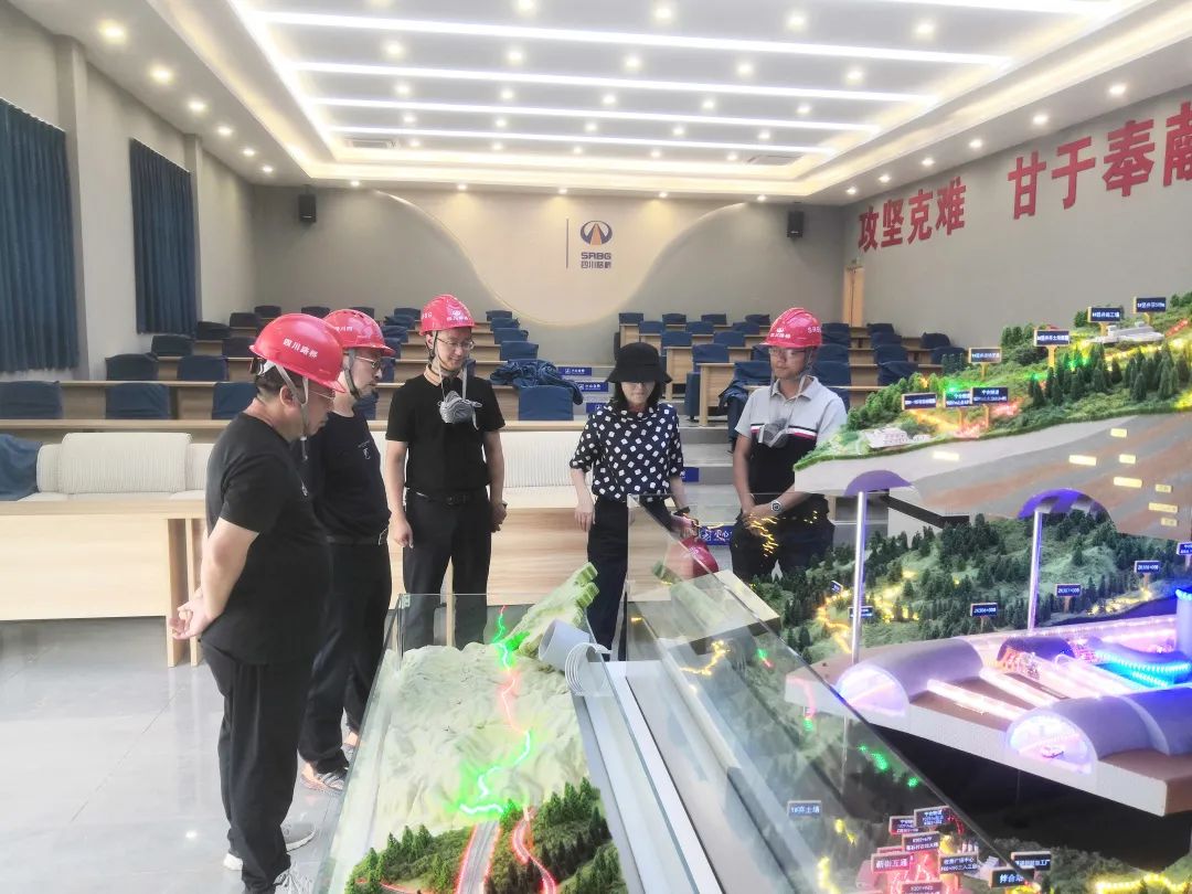 四川路橋副總工程師鄧運(yùn)祥到寧攀高速ZCB1-6、ZCB1-7/8項(xiàng)目檢查指導(dǎo)工作
