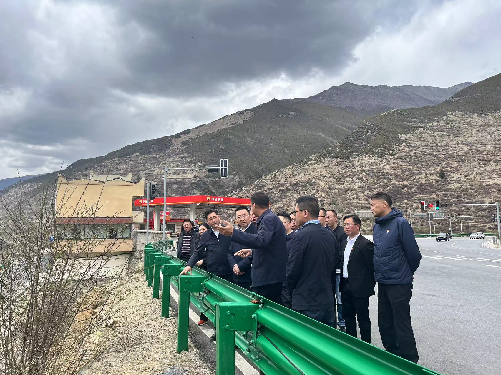 阿壩州委常委、州紀(jì)委書記、監(jiān)委主任袁震到都四山地軌道交通項(xiàng)目DSZH標(biāo)檢查指導(dǎo)工作
