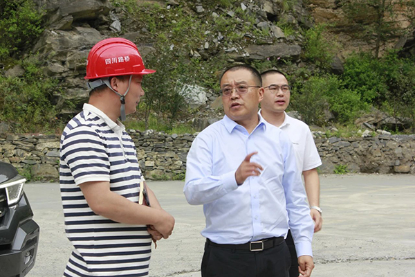 四川路橋黨委副書(shū)記、副董事長(zhǎng)、總經(jīng)理羊勇赴川汶高速TJ7項(xiàng)目檢查指導(dǎo)工作