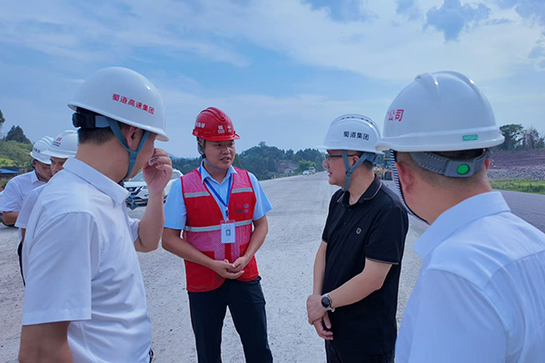 蜀道集團(tuán)副總經(jīng)理蔣永林赴鎮(zhèn)廣高速CLM1項(xiàng)目調(diào)研督導(dǎo)工作