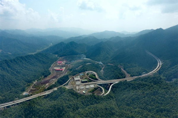 中國公路聚焦樂西高速S1-6項目團(tuán)隊