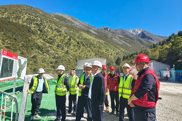 川交公司黨委書記、董事長杜江林赴康新高速項目檢查指導工作